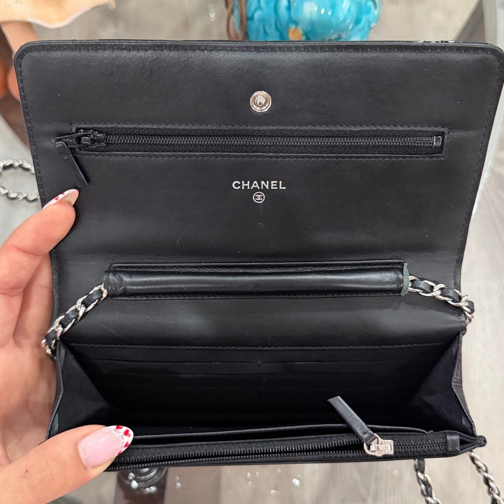 Chanel Glossy Black Quilted chain bag comes with Chanel box Like new - Picture 3 of 4